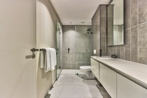 Shower, hair dryer, towels - One Bedroom with Balcony and City views (Cape Town)