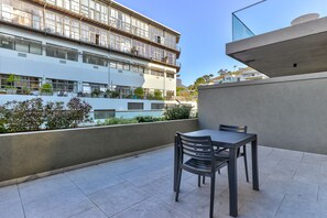 Outdoor dining - One Bedroom with Balcony and City views (Cape Town)