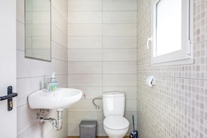 Douche, sĂšche-cheveux, serviettes fournies
