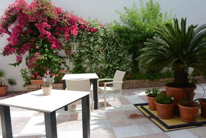 Outdoor dining - 2-bed Apartment close to Historic Centre with Rooftop Terrace & Wi-Fi (CORDOBA)