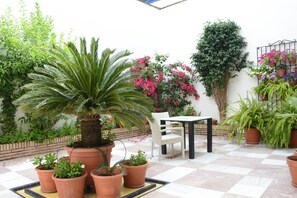 Outdoor dining - 2-bed Apartment close to Historic Centre with Rooftop Terrace & Wi-Fi (CORDOBA)