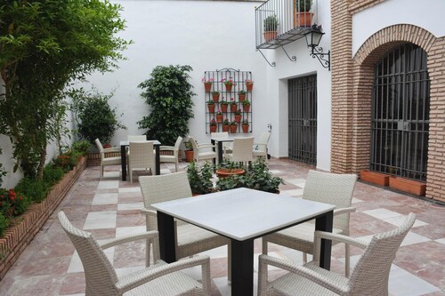 2-bed Apartment close to Historic Centre with Rooftop Terrace & Wi-Fi