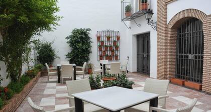 2-bed Apartment close to Historic Centre with Rooftop Terrace & Wi-Fi