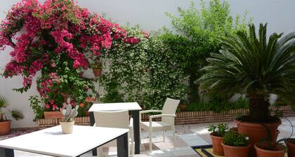 2-bed Apartment close to Historic Centre with Rooftop Terrace & Wi-Fi