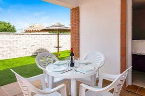 Outdoor dining - Welcoming Casa Torre de Meca 1 with Pool, Terrace and Garden (Los Caños de Meca)