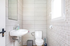 Shower, hair dryer, towels - Welcoming Casa Torre de Meca 1 with Pool, Terrace and Garden (Los Caños de Meca)