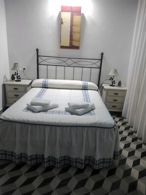 4 bedrooms, iron/ironing board, free WiFi, bed sheets