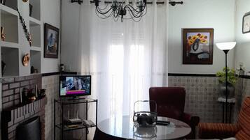 テレビ、暖炉、DVD プレーヤー、ステレオ