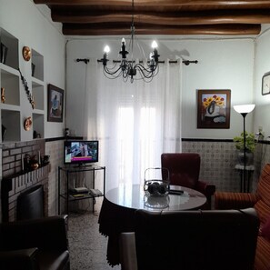 Tv, pejs, dvd-afspiller, stereoanlæg