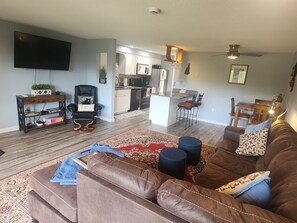 Una Smart TV, una chimenea, una mesa de tenis de mesa