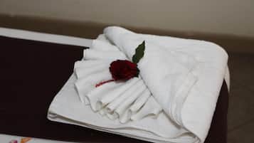 Combined shower/bathtub, towels