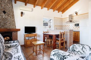 TV, fireplace - Charming Casita Torre de Meca 1 with Terrace, Garden and Wi-Fi (Los Caños de Meca)