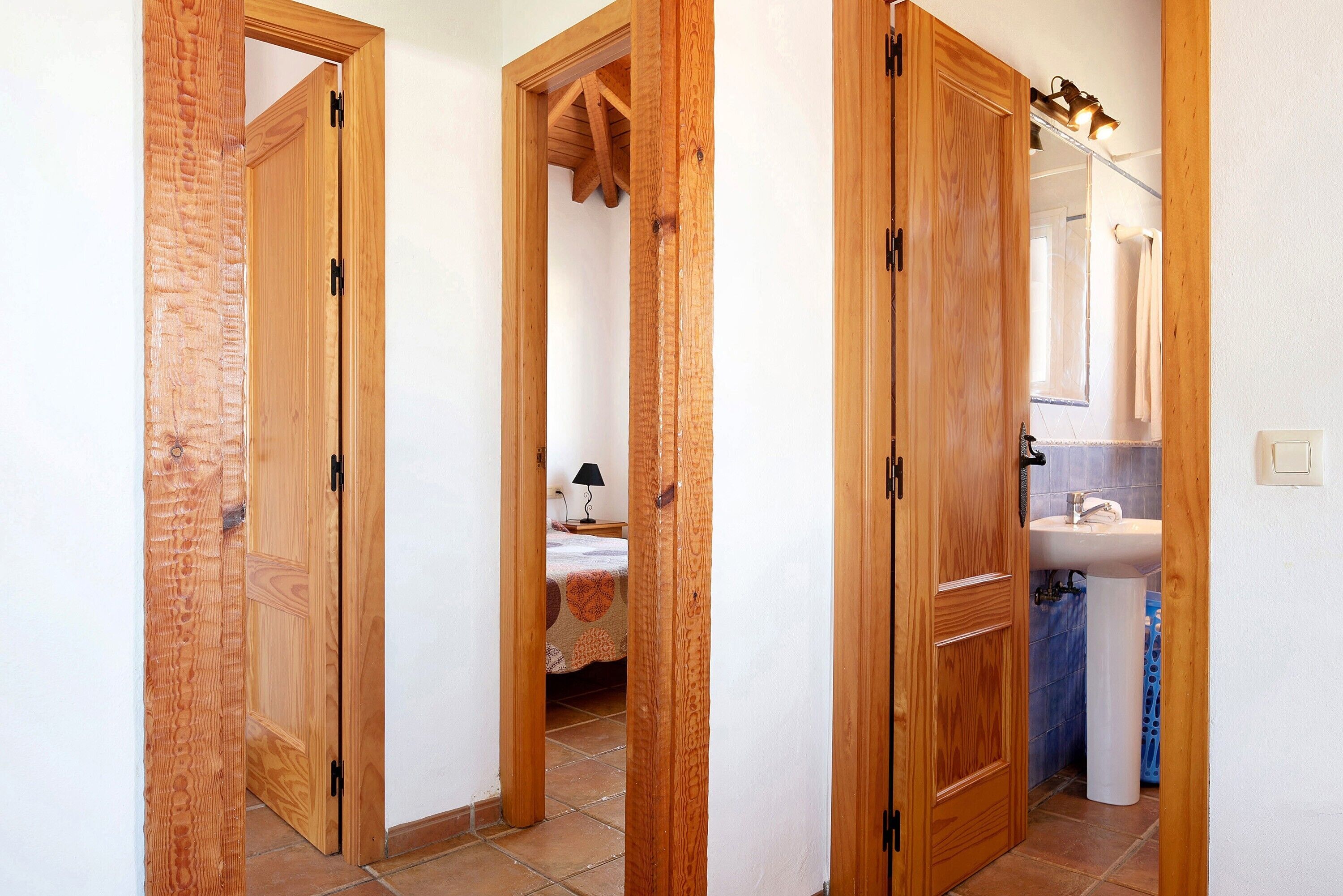 2 室のベッドルーム、WiFi (無料)、ベッドシーツ