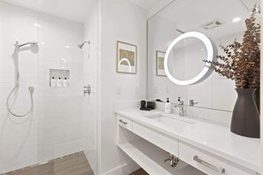 Douche, sèche-cheveux, serviettes fournies, shampoing