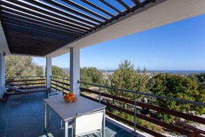Outdoor dining - Pet-Friendly Villa "Hora Frisca" with Sea View, Garden & Wi-Fi (Orosei)