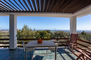 Outdoor dining - Pet-Friendly Villa "Hora Frisca" with Sea View, Garden & Wi-Fi (Orosei)