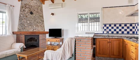TV, fireplace