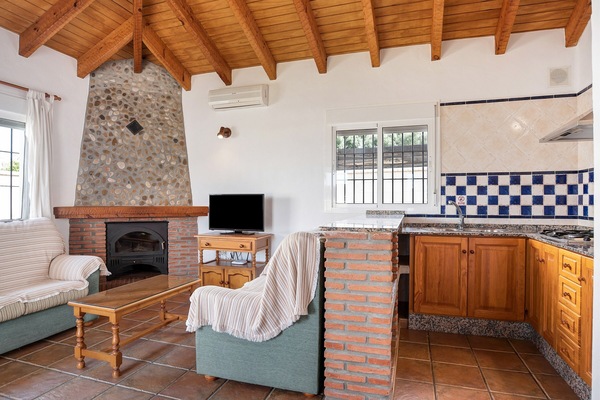 Una televisión, una chimenea