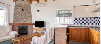 Charming Casita Torre de Meca 2 with Terrace, Garden and Wi-Fi