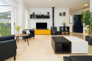 TV, fireplace, DVD player, stereo - Casa Pianti Villa in Altea Hills with Sea View, Pools & Wi-Fi (Altea)