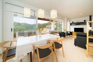 TV, fireplace, DVD player, stereo - Casa Pianti Villa in Altea Hills with Sea View, Pools & Wi-Fi (Altea)