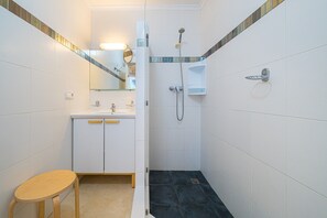 Baignoire, sèche-cheveux, serviettes fournies