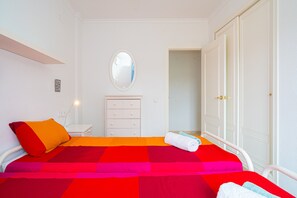 Makuuhuoneessa on sänky, lipasto, peili ja vaatekaappi.