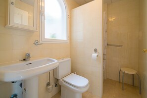 Bathtub, hair dryer, towels - Casa Pianti Villa in Altea Hills with Sea View, Pools & Wi-Fi (Altea)