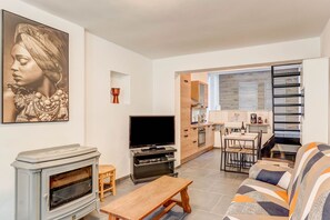 TV - Cosy holiday home in Hastière with a terrace (Hastière)