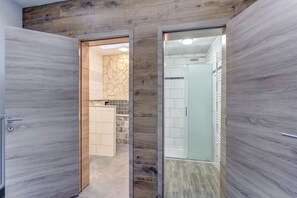 A modern bathroom with a shower, a toilet, and a sink. - Cosy holiday home in Hastière with a terrace (Hastière)