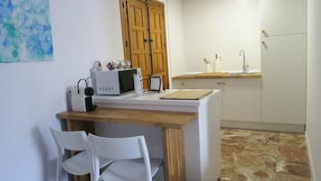 Cafetera y tetera, refrigerador, microondas y parrilla de estufa