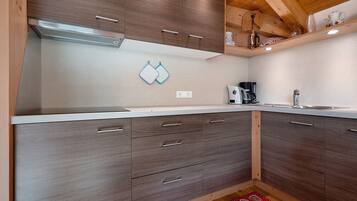 Frigorifero, piano cottura, lavastoviglie, macchina per tè/caffè