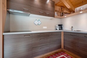 Refrigerador, parrilla de estufa, lavavajillas y cafetera y tetera 