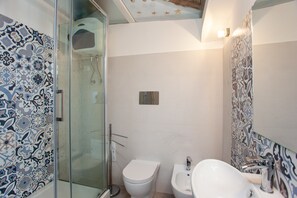 Shower, hair dryer, towels - Apartment 'Hora Mare' with Sea View, Garden & Wi-Fi, Private Parking (Orosei)