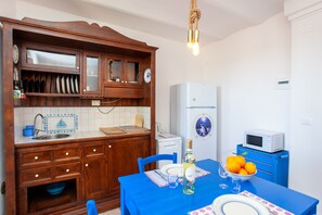 Fridge, microwave, oven, stovetop - Apartment 'Hora Mare' with Sea View, Garden & Wi-Fi, Private Parking (Orosei)