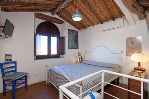 1 bedroom, free WiFi, bed sheets - Apartment 'Hora Mare' with Sea View, Garden & Wi-FI (Orosei)