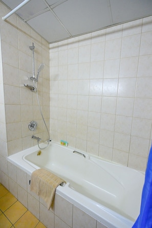 Studio | Badezimmer | Badewanne und Dusche (separat), kostenlose Toilettenartikel