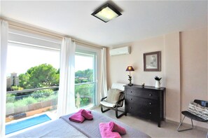 3 chambres, fer et planche à repasser, Wi-Fi gratuit, draps fournis