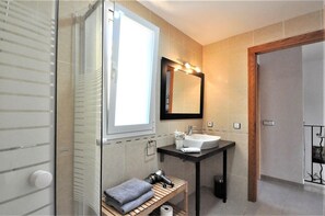 Bathtub, hair dryer, towels - Beautiful Villa "Es Pas" with Pool, Air Conditioning, Wi-Fi, Terraces & Ocean Views (CALA PI)
