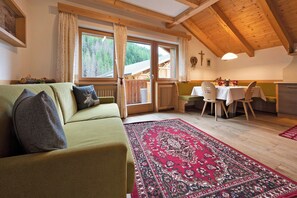 Living area - Apartment Lüch da Mirio App Pütia with Mountain View, Garden & Wi-Fi (La Valle)