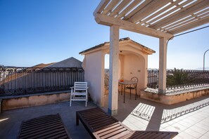 Outdoor dining - Apartment "Hora Est" with Sea View, Terrace, Wi-Fi, and Private Parking (Orosei)