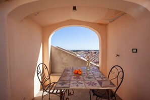 Outdoor dining - Apartment "Hora Est" with Sea View, Terrace, Wi-Fi, and Private Parking (Orosei)