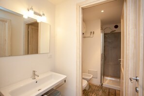 Shower, hair dryer, towels - Apartment "Hora Est" with Sea View, Terrace, Wi-Fi, and Private Parking (Orosei)