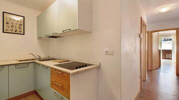 Kühlschrank, Herdplatte, Wasserkocher mit Kaffee-/Teezubehör