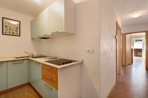 Een koelkast, een kookplaat, een koffiezetapparaat/waterkoker