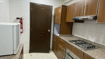 Apartemen Keluarga | Dapur pribadi | Lemari es dan microwave