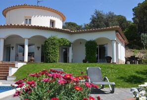 A villa with a circular central section, a covered patio, and a swimming pool. - Villa Blanca-------- (Calonge)