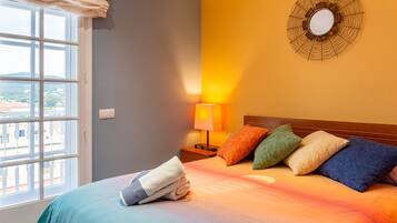 3 slaapkamers, een strijkplank/strijkijzer, gratis wifi, beddengoed