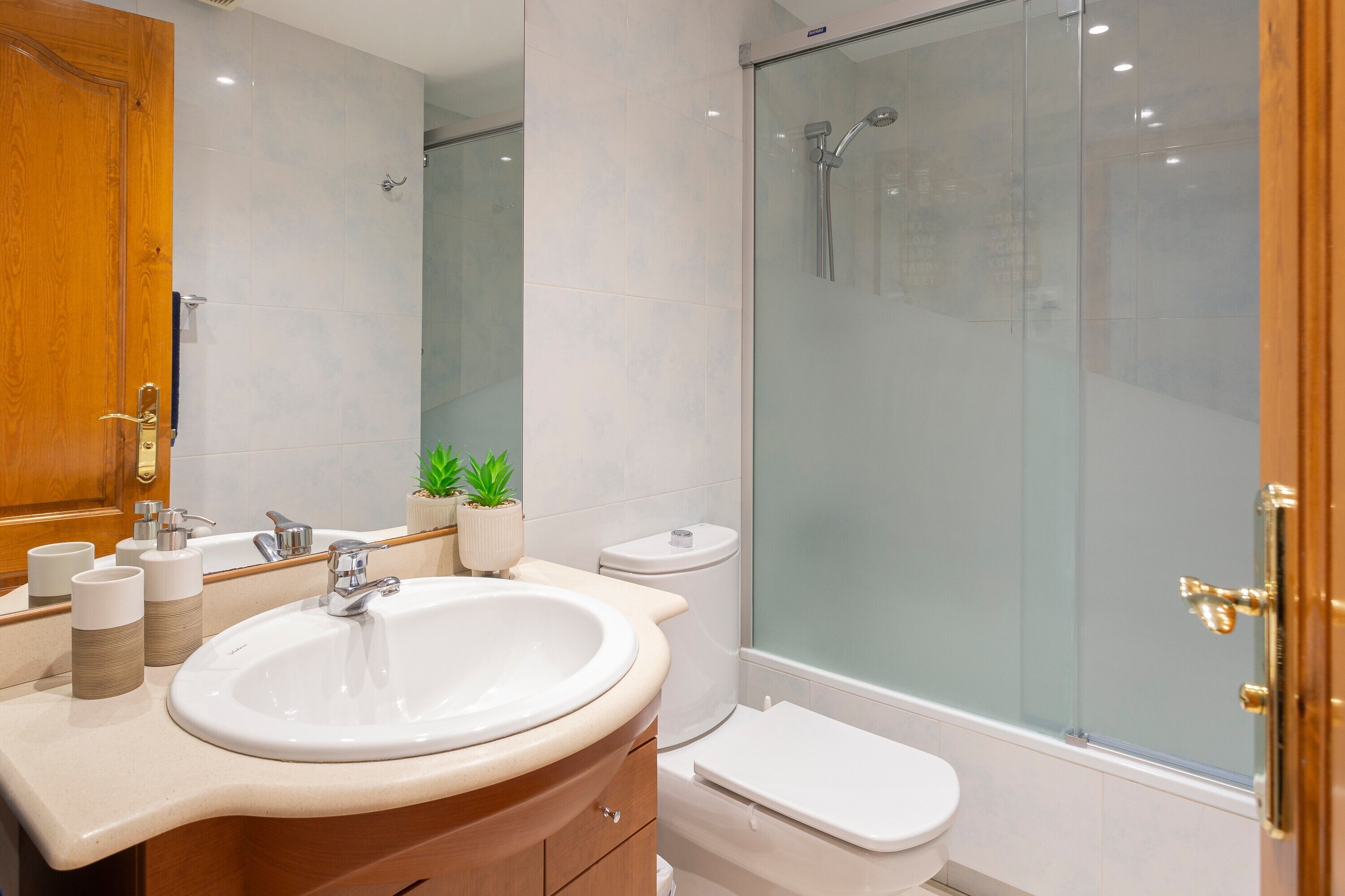 Badewanne, kostenlose Toilettenartikel, Haartrockner, Handtücher