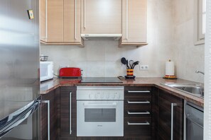 Geladeira, micro-ondas, fogão, cooktop